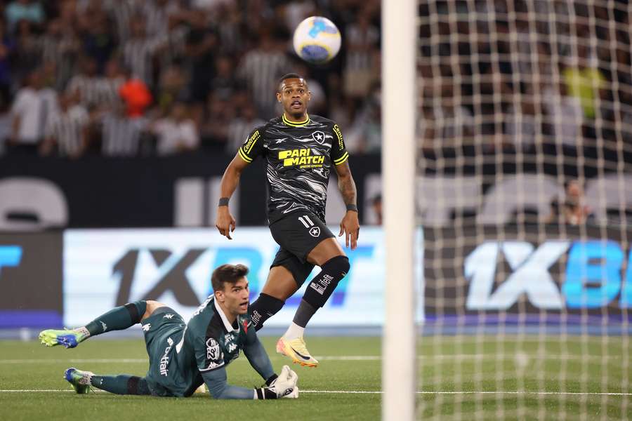 Júnior Santos fechou o placar em Botafogo 3x0 Vasco