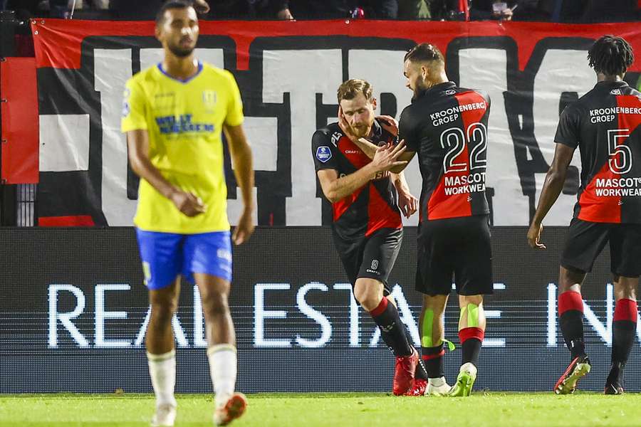 Almere City wint tegen RKC voor het eerst thuisduel in Eredivisie