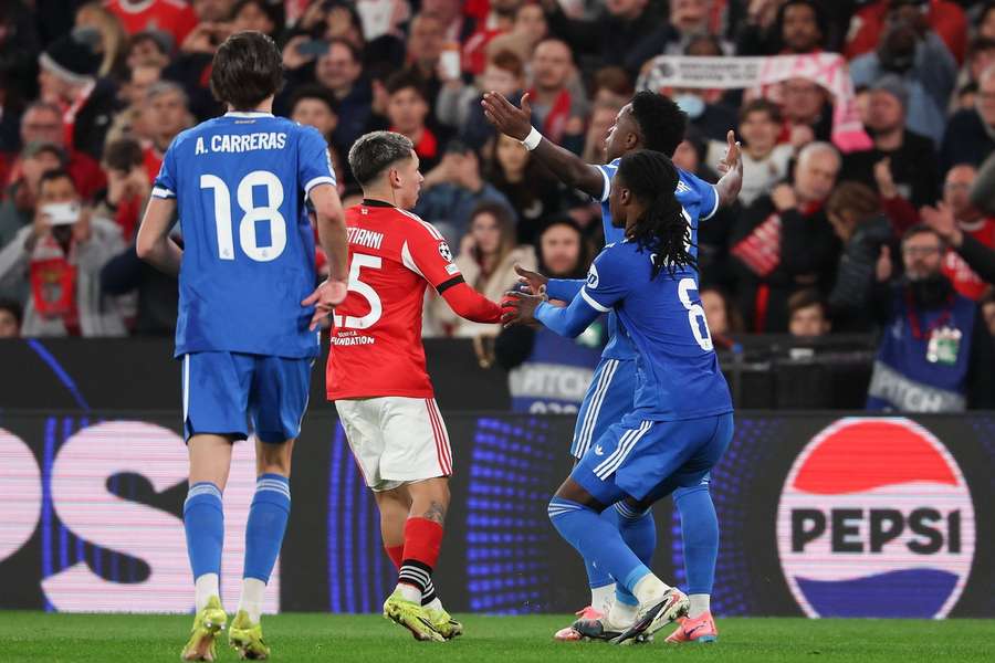 Prestianni com Vinícius Júnior no Benfica-Real Madrid, da Liga dos Campeões