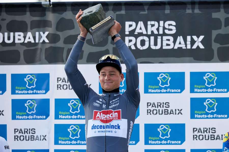 Wszczęto śledztwo po rzuceniu bidonem w Mathieu van der Poela podczas Paryż-Roubaix Wszczęto śledztwo po rzuceniu bidonem w Mathieu van der Poela podczas Paryż-Roubaix