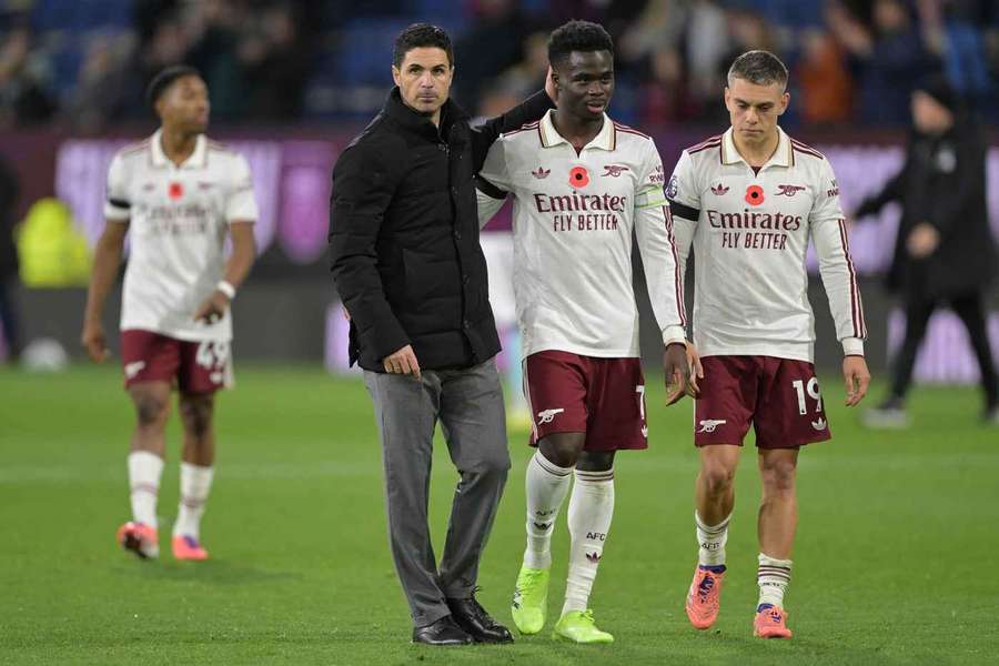 Arsenal's Mikel Arteta with Bukayo Saka and Leandro Trossard