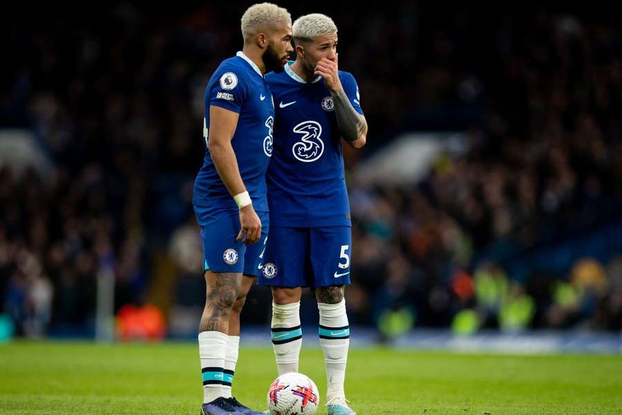 Enzo Fernández com o capitão Reece James