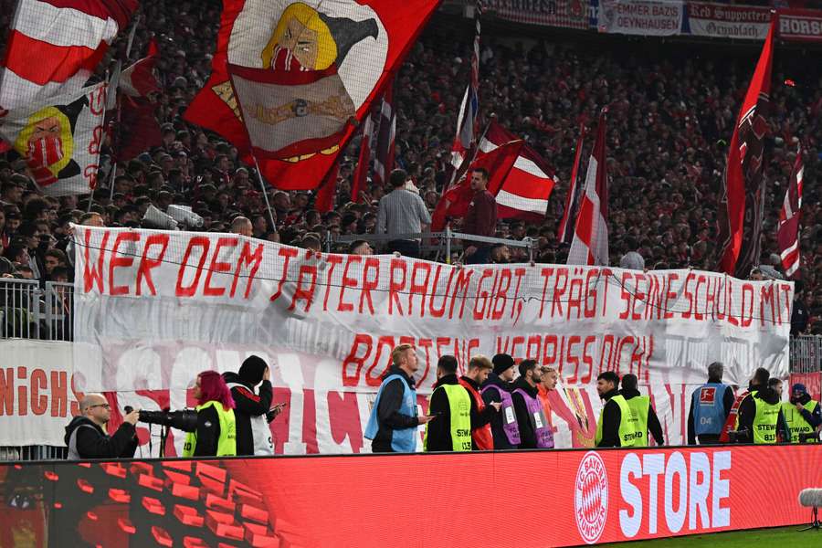 Die Fans protestierten mit Bannern gegen Boateng