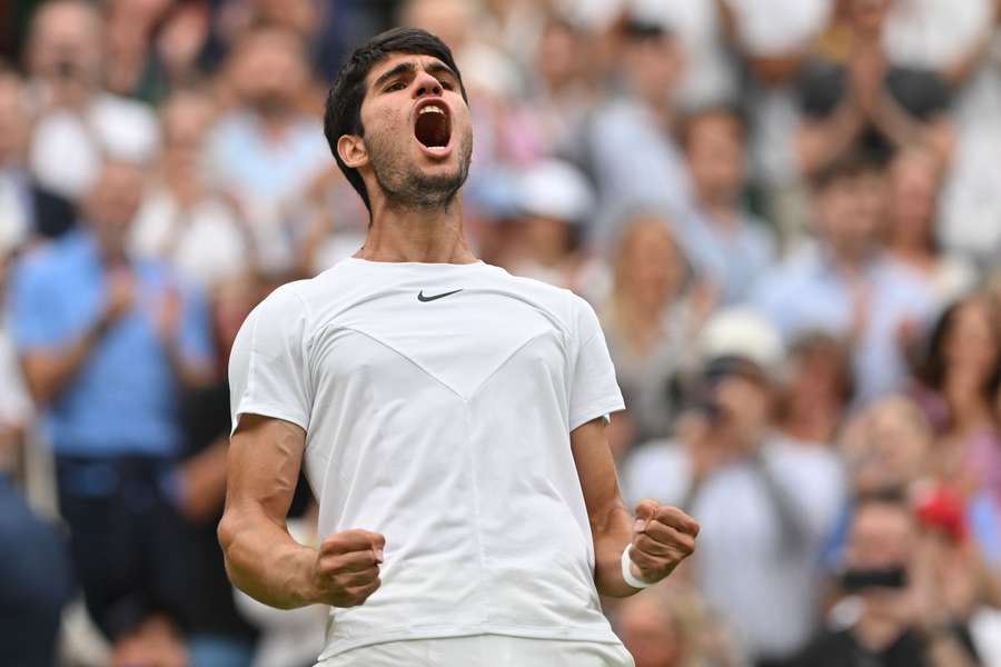 Carlos Alcaraz zieht ins Achtelfinale von Wimbledon ein, Medvedev kämpft sich durch