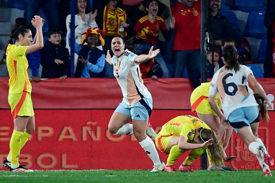 Martín-Prieto celebra golo com a seleção espanhola