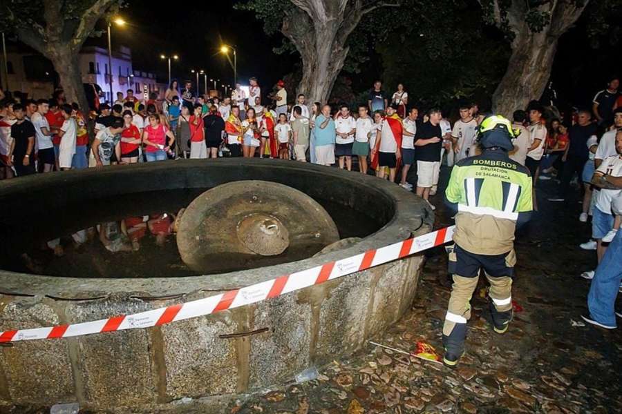 Fonte cedeu durante as celebrações da Espanha e causou a morte de um adolescente Fonte cedeu durante as celebrações da Espanha e causou a morte de um adolescente