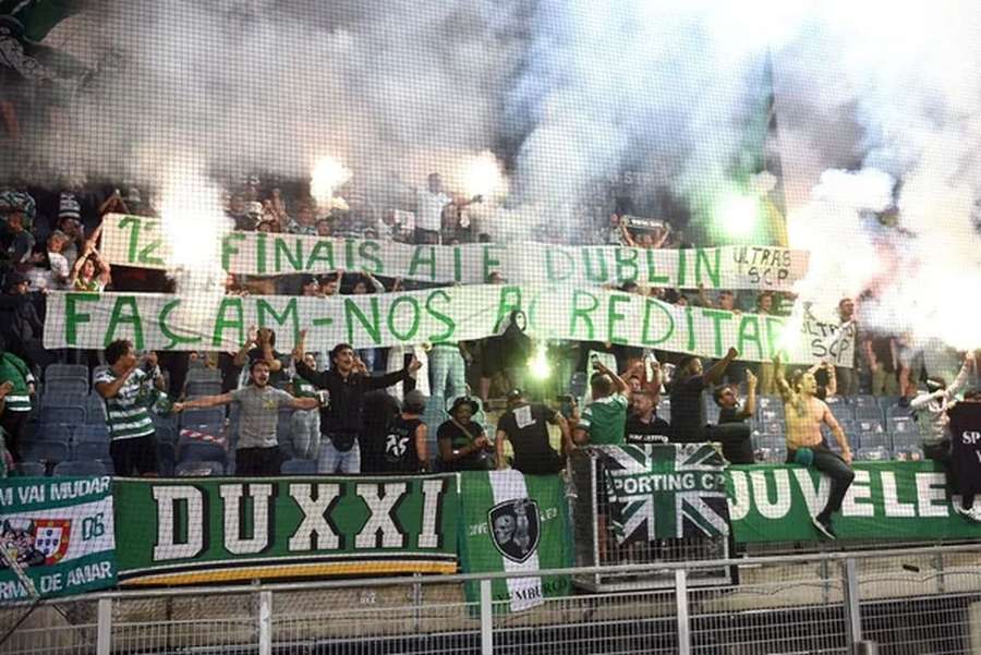 Os adeptos do Sporting no jogo na Áustria