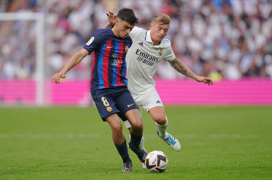 Pedri și Toni Kroos într-un duel din ”El Clasico” pe Santiago Bernabeu