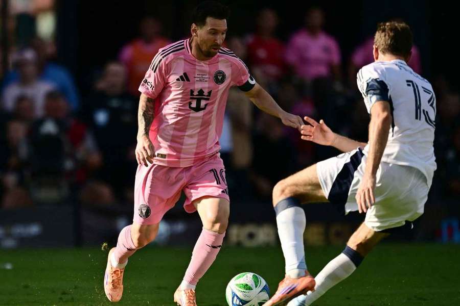 Lionel Messi în duel cu Thomas Muller în finala MLS