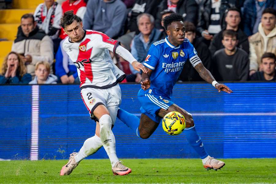 Andrei Rațiu în duel cu Vinisius Jr.