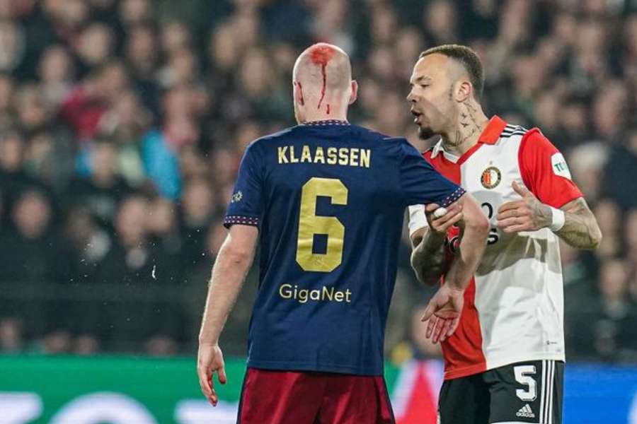 Klaassen, médio do Ajax, foi atingido com um isqueiro