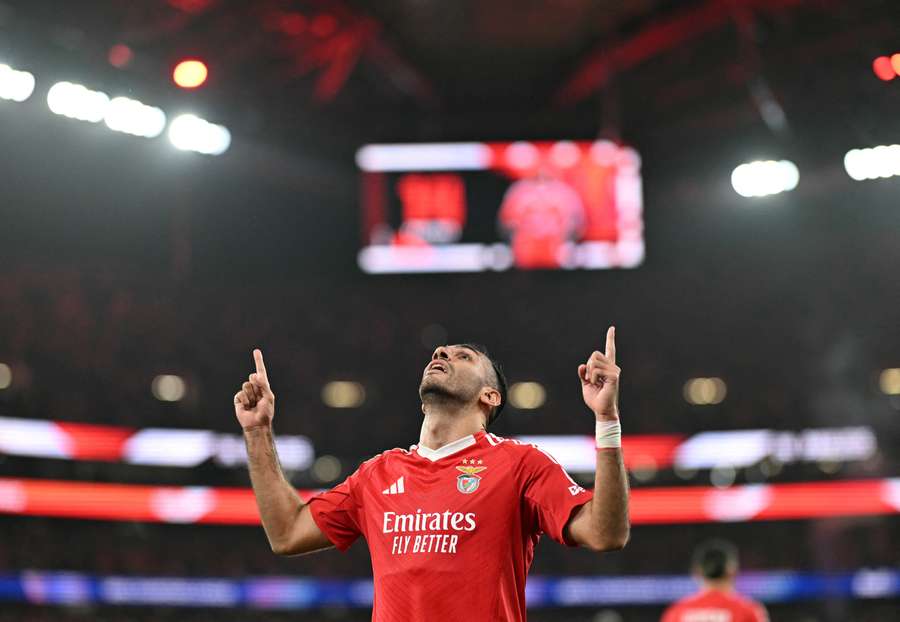 Pavlidis fez três gols na partida, mas o Benfica não conseguiu capturar os três pontos