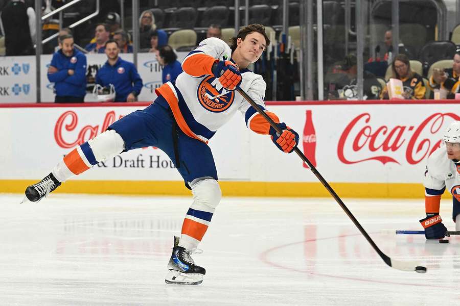 Islanders' Matthew Schaefer warms up before NHL debut