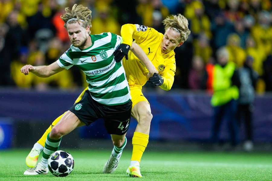 Morten Hjulmand, capitão do Sporting, disputa a posse de bola com Sondre Aucklend