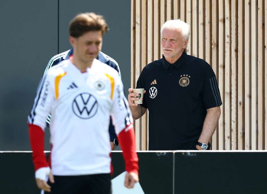 Völler (r.) gibt sich betont gelassen