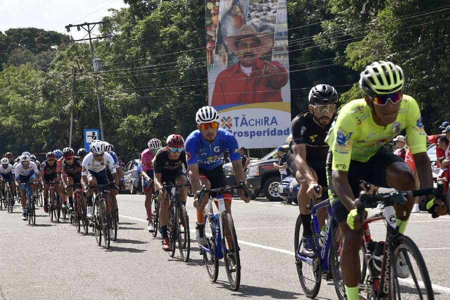 El rostro de Nicolás Maduro destaca al fondo..