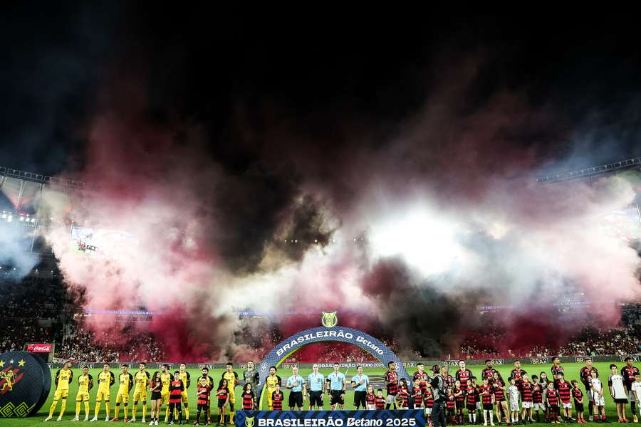 A bonita festa da torcida do Flamengo no Maracanã — quase 70 mil rubro-negros compareceram ao jogo deste sábado A bonita festa da torcida do Flamengo no Maracanã — quase 70 mil rubro-negros compareceram ao jogo deste sábado