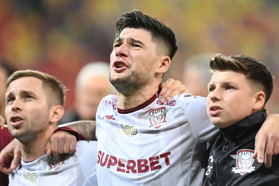 Cristian Săpunaru (centro) quer prolongar o seu contrato com o Rapid