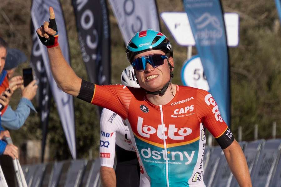 Lennert Van Eetvelt jubelt über seinen Tour-Sieg.