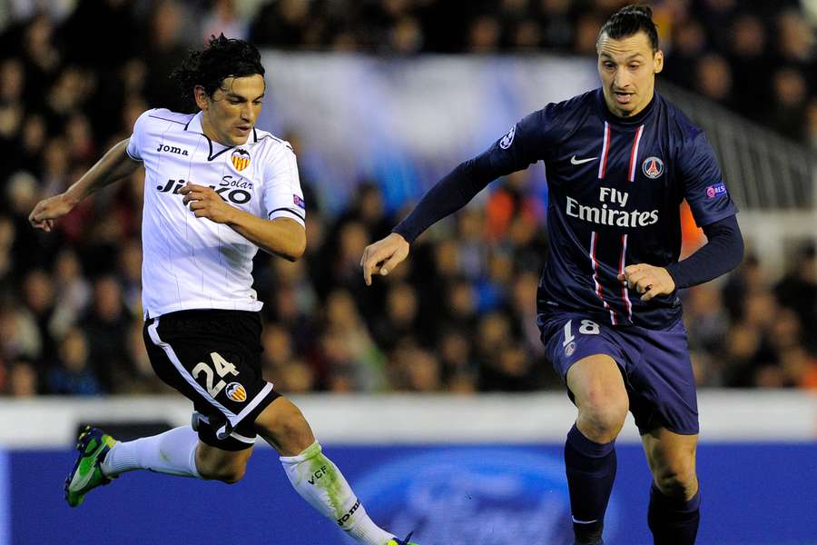 Tino Costa contra Zlatan Ibrahimovic