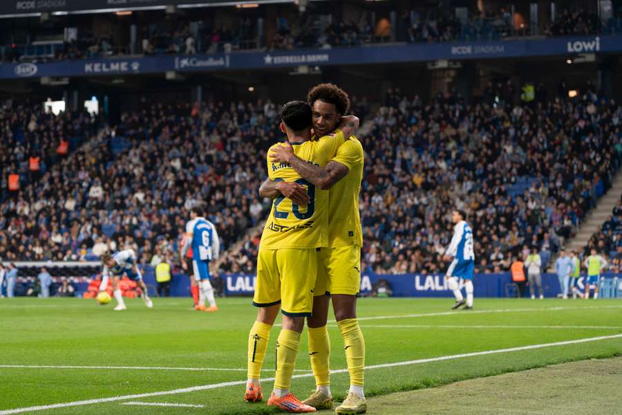 Moleiro e Buchanan abraçam-se no Estádio RCDE Moleiro e Buchanan abraçam-se no Estádio RCDE