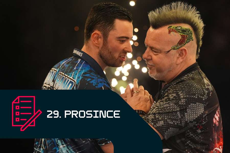 Luke Humphries (vlevo) a Peter Wright.