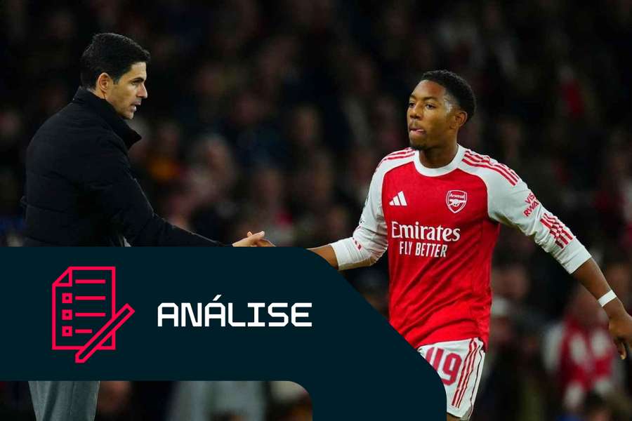 Treinador do Arsenal, Mikel Arteta, cumprimenta Myles Lewis-Skelly