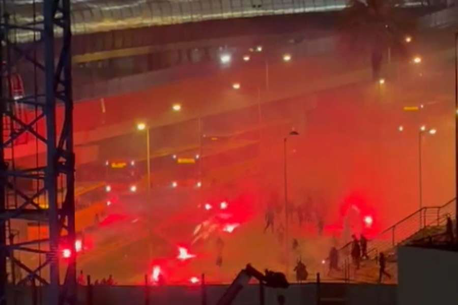 Engenhos pirotécnicos no exterior do Pavilhão João Rocha Engenhos pirotécnicos no exterior do Pavilhão João Rocha