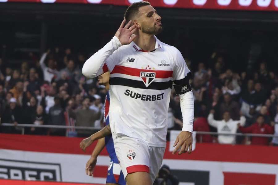 Calleri marcou um dos três gols do São Paulo no confronto