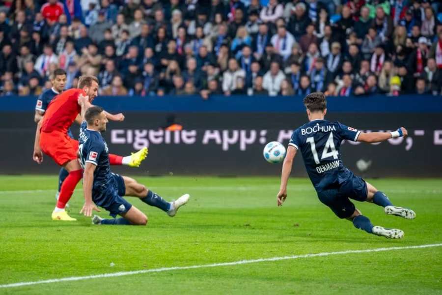 Harry Kane strieľa jeden z piatich gólov Bayernu do siete Bochumu.