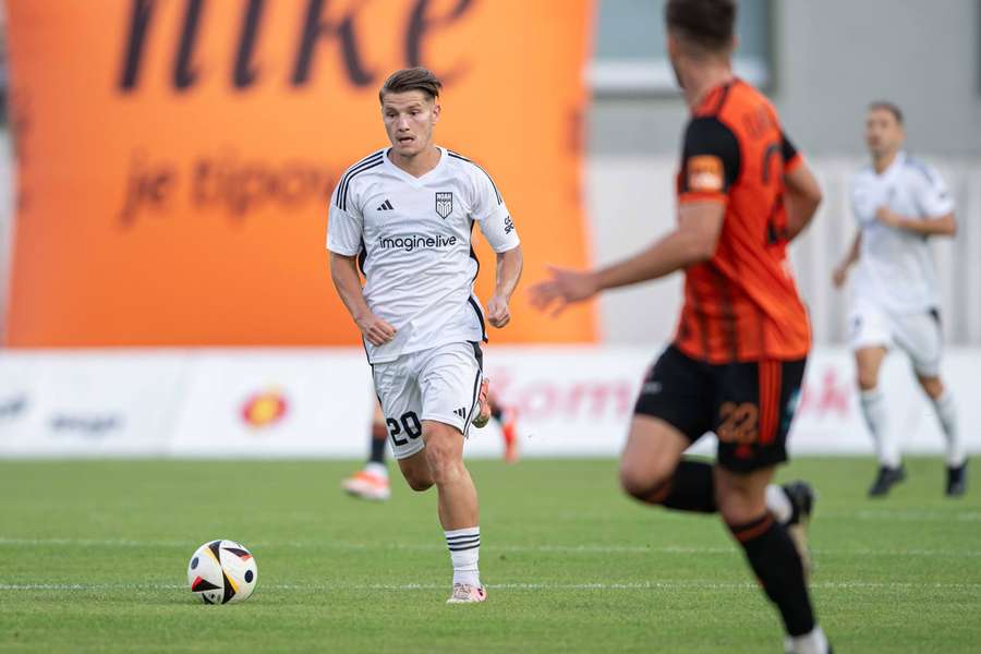 Martin Gamboš com a camisola do FC Noah no relvado do Ruzomberok