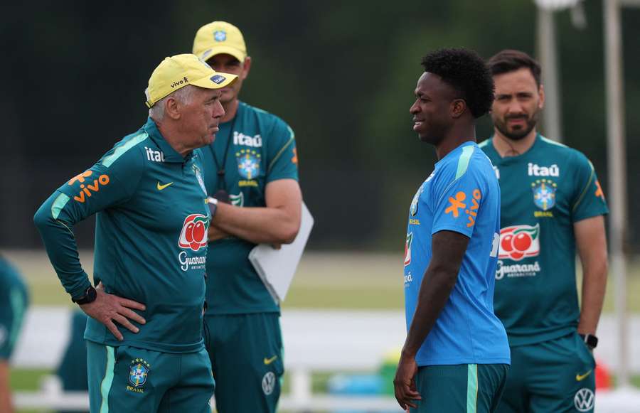 Vini Jr. conversa com Carlo Ancelotti durante treino da Seleção Vini Jr. conversa com Carlo Ancelotti durante treino da Seleção