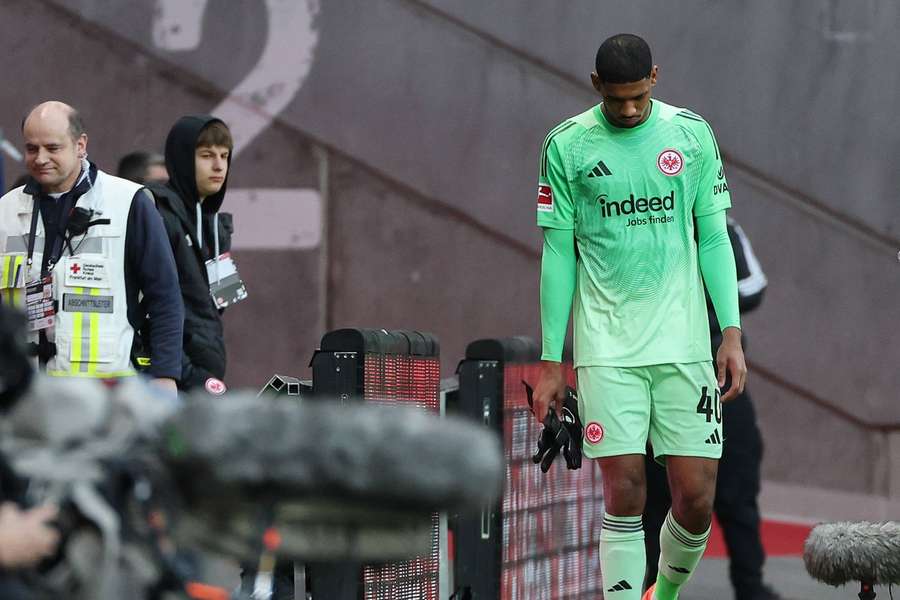 Santos verletzte sich im Spiel gegen Freiburg und musste mehrere Minuten behandelt werden Santos verletzte sich im Spiel gegen Freiburg und musste mehrere Minuten behandelt werden