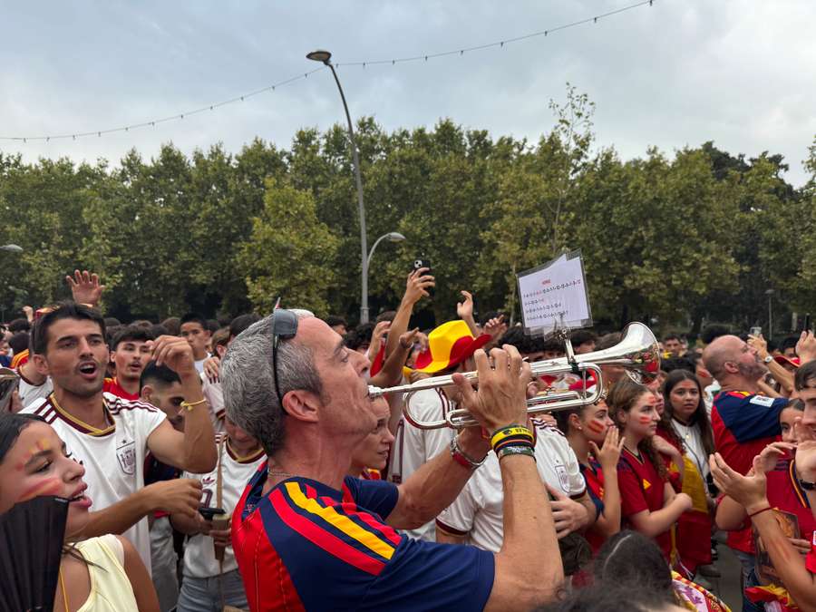 La charanga improvisada en medio de la multitud en Mataró La charanga improvisada en medio de la multitud en Mataró