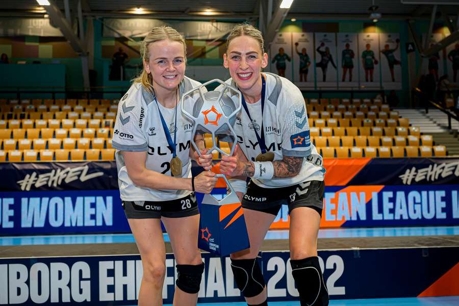 Stine Jørgensen (tv) fejrer en sejr i Final 4 med son tidligere klub