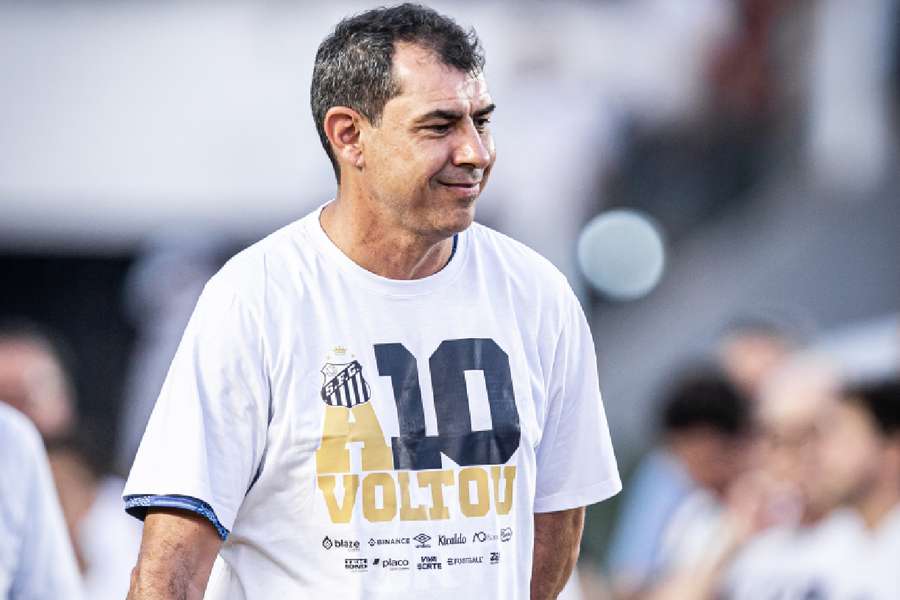 Carille durante a festa do acesso do Santos à elite do futebol nacional