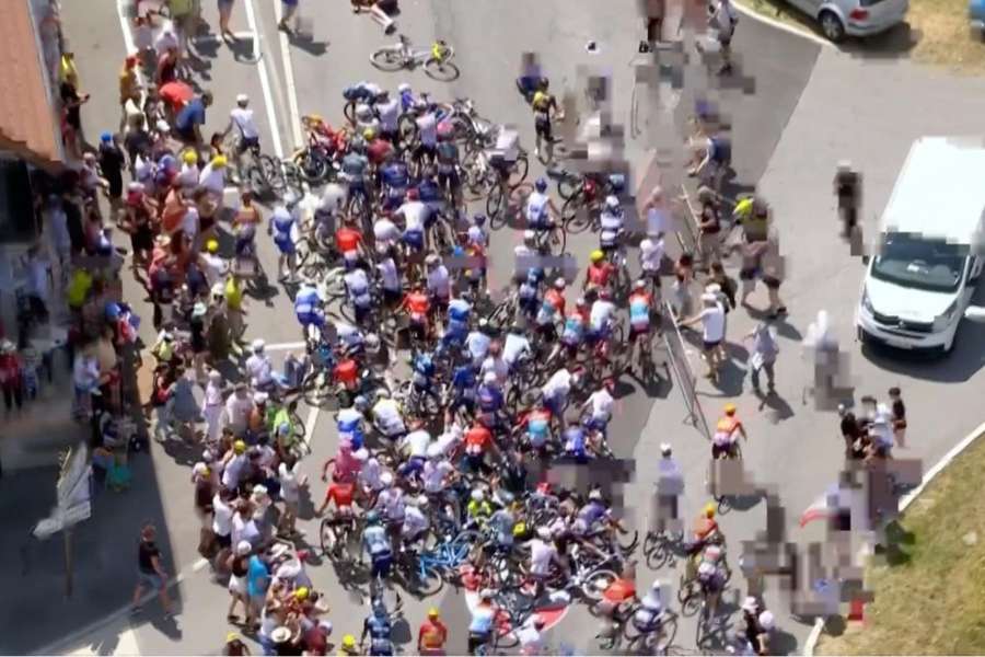 Tour de Francia, un espectador intenta hacerse una foto y provoca una espectacular caída del pelotón