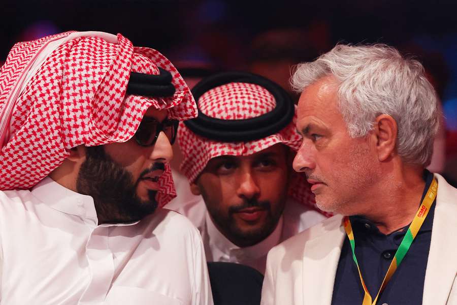 José Mourinho heeft de kans om een gigantisch contract te tekenen in Saudi-Arabië