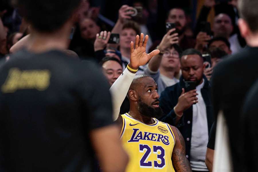 LeBron James saluant la foule.