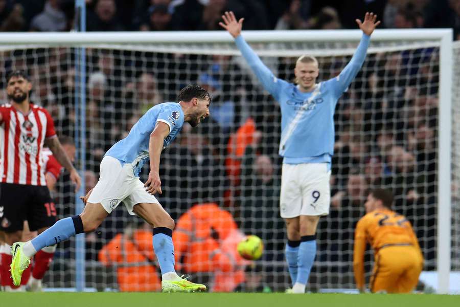 Rúben Dias festeja golaço