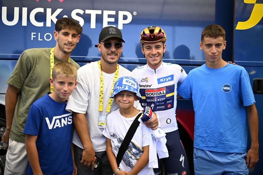 Eden Hazard, con sus hijos, saludando a Evenepoel