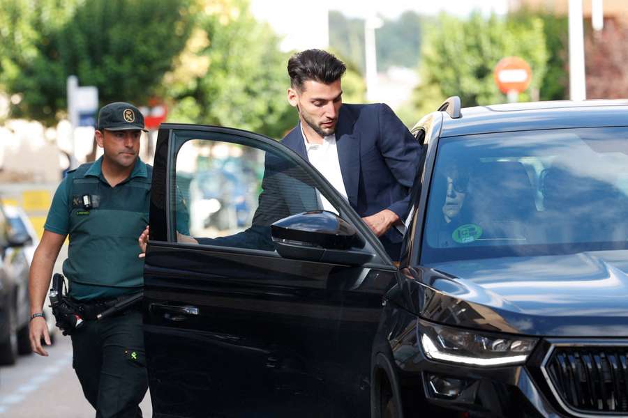 Rafa Mir opuszcza lokalny sąd w Walencji we wrześniu 2024 roku Rafa Mir opuszcza lokalny sąd w Walencji we wrześniu 2024 roku