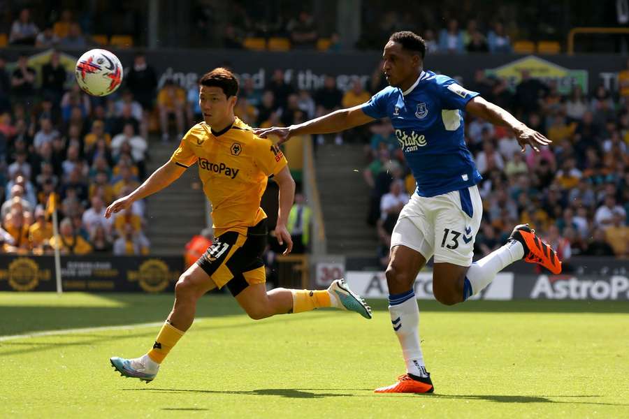 Yerry Mina battles for the ball against Hee-Chan Hwang