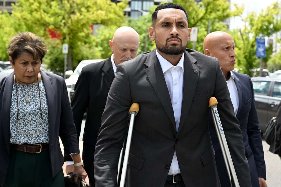 Kyrgios merge în cârje în timp ce continuă să se recupereze