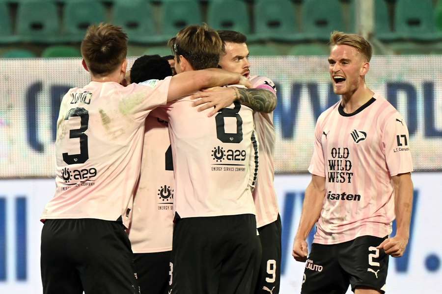 L'esultanza dei giocatori del Palermo