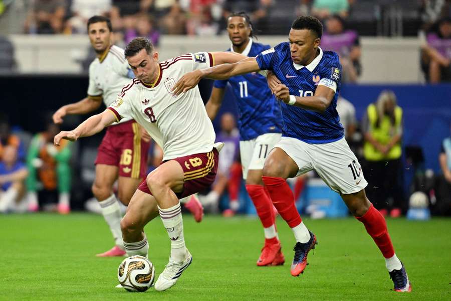 Fabian Ruiz contro Kylian Mbappé nella semifinale mondiale Fabian Ruiz contro Kylian Mbappé nella semifinale mondiale