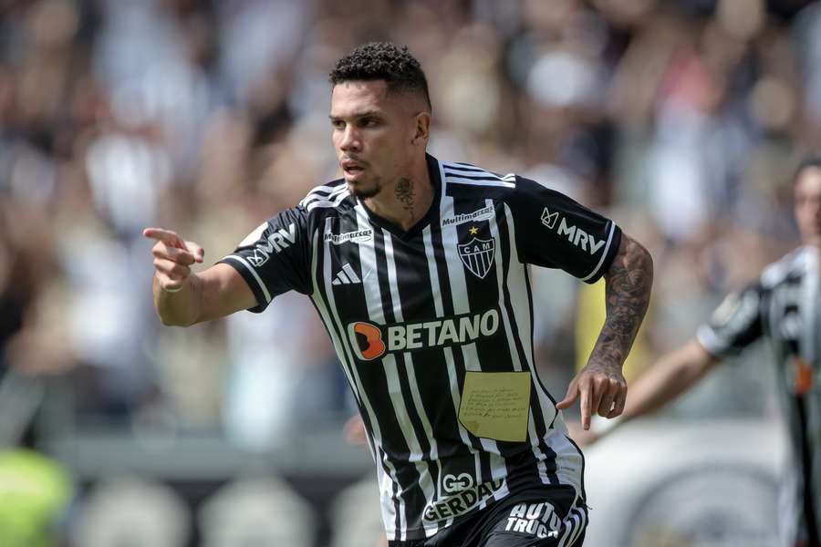 Paulinho foi de vaiado a aplaudido no Mineirão