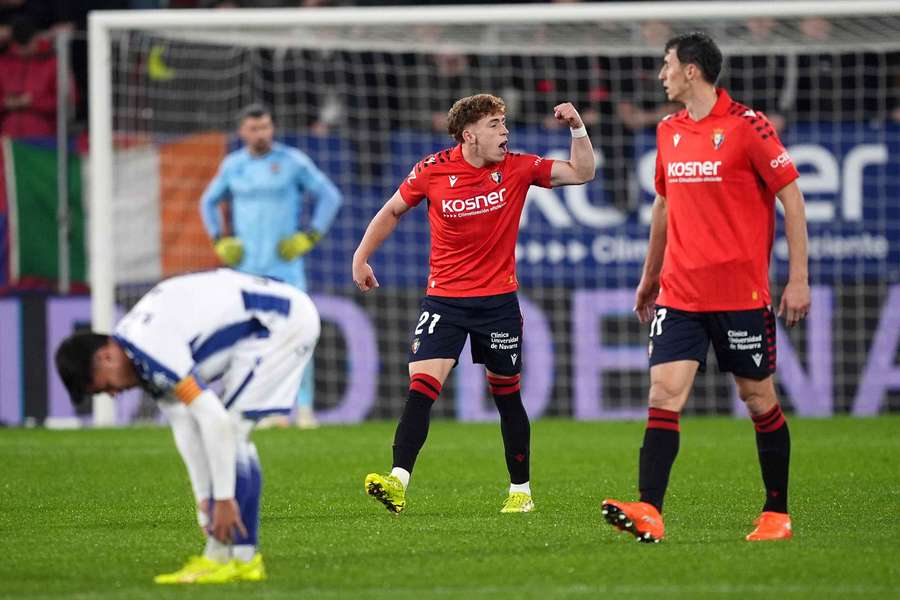 Víctor Muñoz dal první gól Osasuny při vítězství 2:0 nad Levante. Víctor Muñoz dal první gól Osasuny při vítězství 2:0 nad Levante.