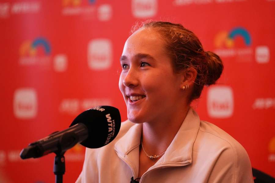 Andreeva habla durante una rueda de prensa
