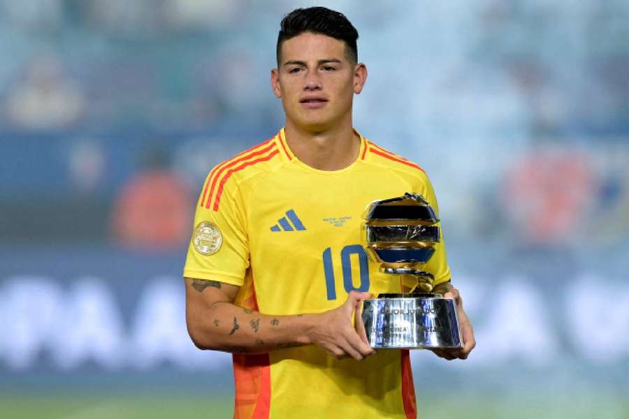 James Rodríguez recebe prémio de melhor jogador da Copa América